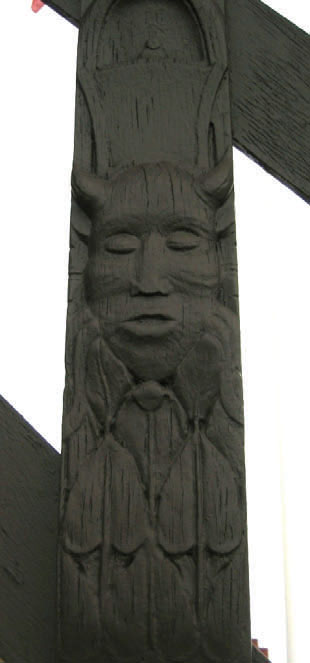 masque du portail du tata africain de Chasselay