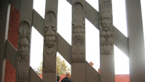 masques du portail du tata africain de Chasselay